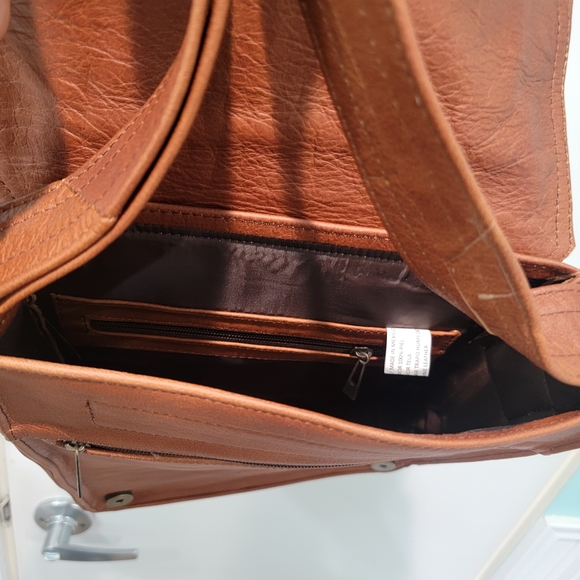 Classic Tan Leather Messenger Bag for Men - Picture 3 of 6